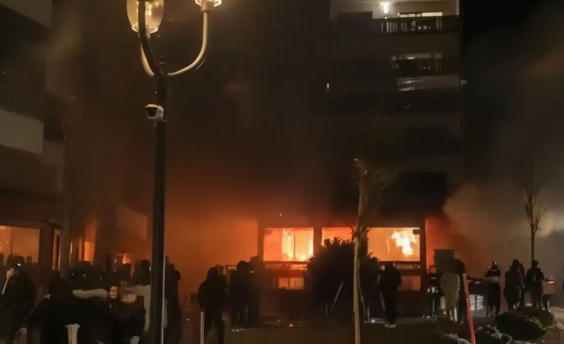 Crans-Montana’da alevlerin önünde telefonlar